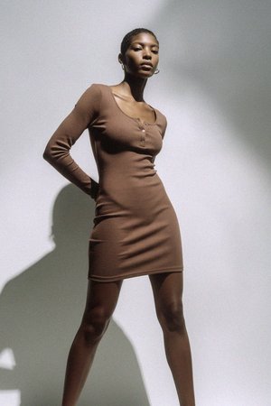 Sukienka mini z prążkowanego materiału z długim rękawem i dekoltem henley