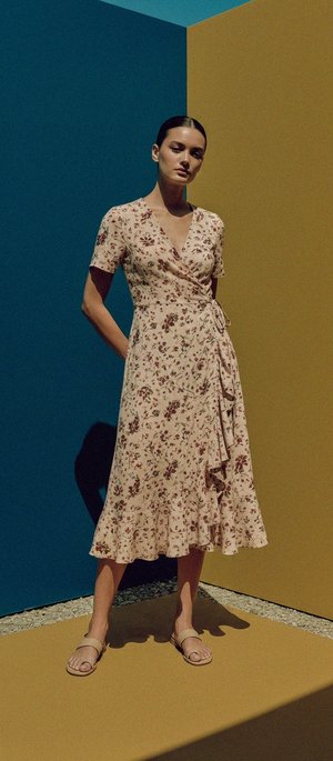 Elegancka sukienka midi z kwiatowym nadrukiem