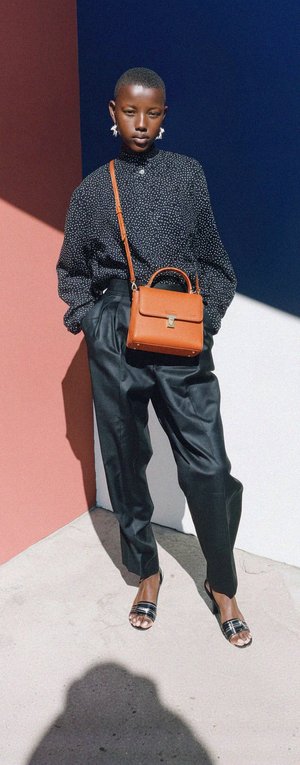 Elegancka pomarańczowa torebka typu crossbody z uchwytem u góry