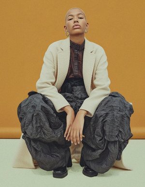 Elegancki, teksturowany długi płaszcz