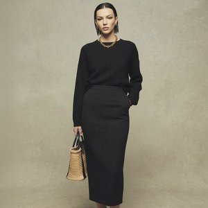 Elegancka, czarna, dopasowana spódnica maxi