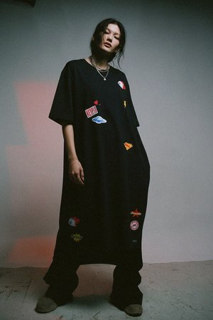 Luźna czarna sukienka midi z zabawnymi graficznymi naszywkami