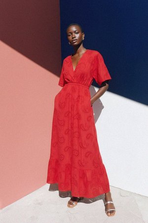 Czerwona sukienka maxi z oczkami w stylu paisley