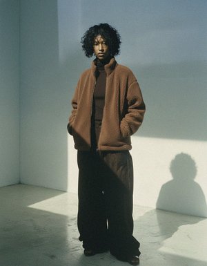 Przytulna brązowa kurtka polarowa z zamkiem błyskawicznym