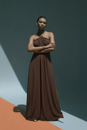 Luźna brązowa sukienka maxi z dekoltem halter