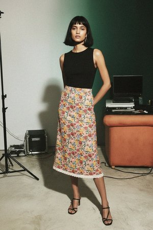 Floral Print Midi Skirt with Delicate Lace Hem