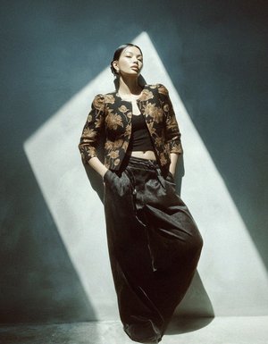 Czarna krótka kurtka w kwiatowy wzór