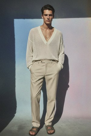 Jasnobeżowe, teksturowane spodnie o regularnym kroju