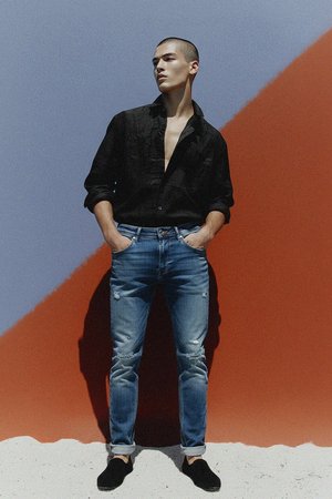 Zniszczone niebieskie dżinsy