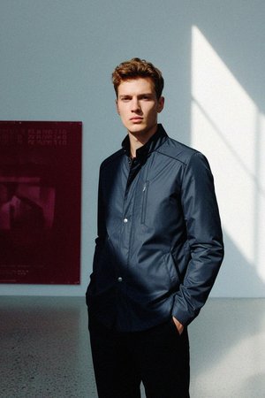 Marynarka ze stójką w kolorze granatowym i kieszeniami użytkowymi