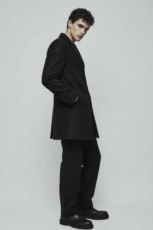 Klasyczny czarny jednorzędowy płaszcz