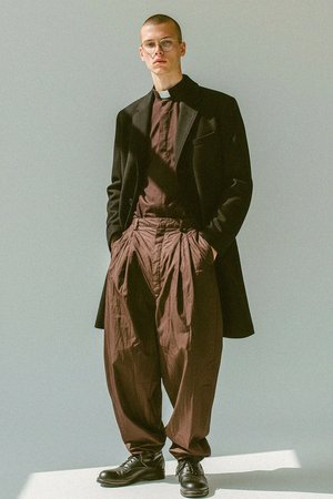 Klasyczny czarny jednorzędowy płaszcz