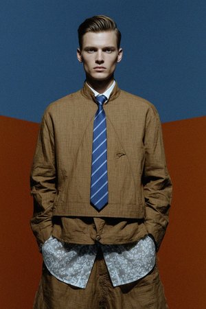 Klasyczny niebieski krawat w paski