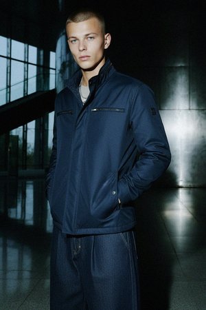 Niebieska kurtka casualowa z wieloma kieszeniami