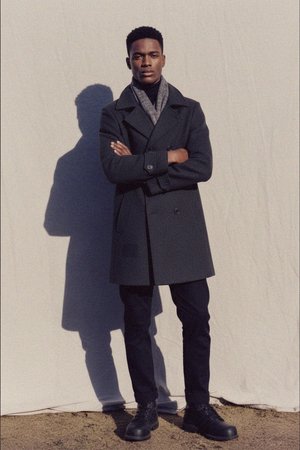 Klasyczny dwurzędowy płaszcz typu peacoat