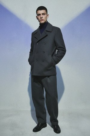 Klasyczny dwurzędowy płaszcz typu peacoat