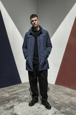 Klasyczny niebieski płaszcz średniej długości z detalami zamka