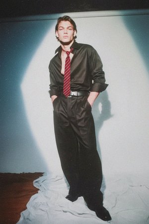 Klasyczny czerwony krawat w paski