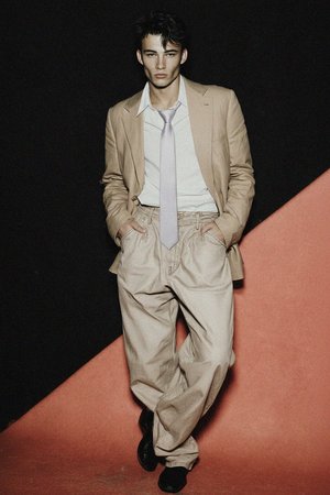 Elegancki srebrny krawat o teksturowanej fakturze