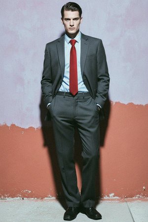 Czerwony krawat we wzór