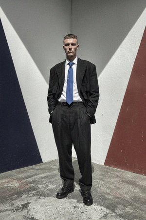 Klasyczny niebieski krawat teksturowany