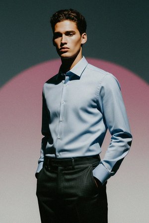 Klasyczna niebieska koszula z długim rękawem i kołnierzykiem zapinanym na guziki