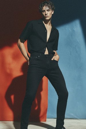 Klasyczne czarne jeansy o dopasowanym kroju