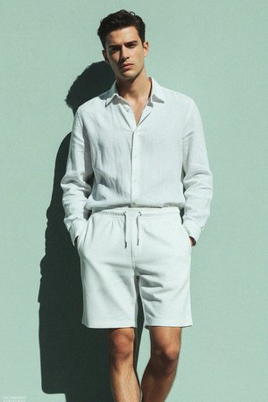 Klasyczne białe, swobodne szorty