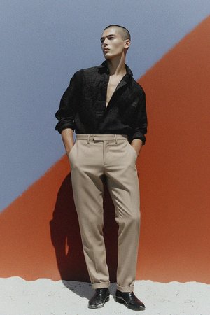 Klasyczne beżowe spodnie o regularnym kroju