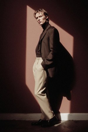 Jasnobeżowe spodnie dopasowane