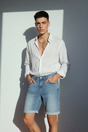 Szorty jeansowe w kolorze jasnoniebieskim z mankietami