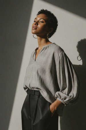 Bluzka w kratę z dekoltem w serek i marszczonymi rękawami