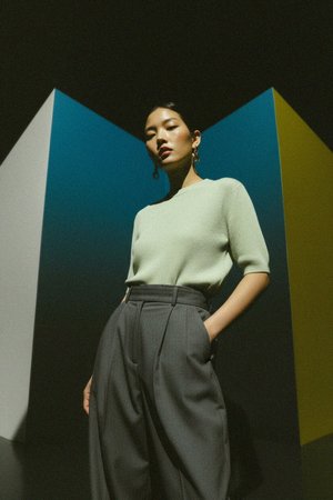 Krótki sweter z prążkowanej dzianiny