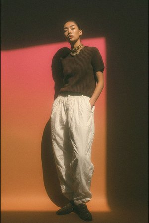 Prążkowana bluzka z krótkim rękawem w kolorze bogatego brązu