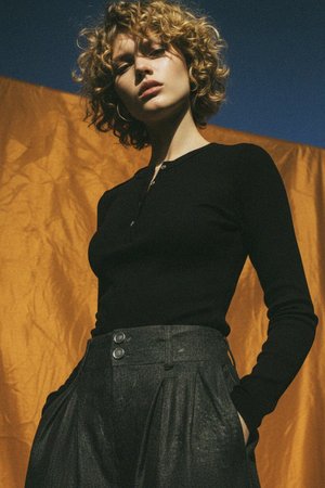 Czarny prążkowany top henley z długim rękawem