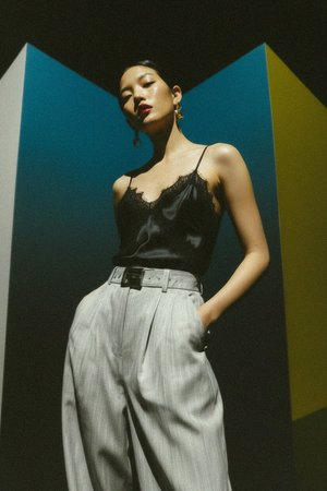 Czarny satynowy top na ramiączkach z koronką