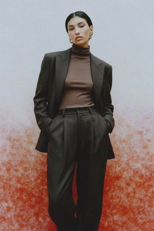 Dopasowany brązowy golf z długim rękawem