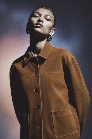 Brązowa zamszowa kurtka z kołnierzykiem i guzikami z przodu