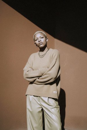 Luźny beżowy sweter dzianinowy