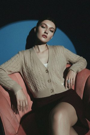 Miękki dzianinowy kardigan zapinany z przodu na guziki