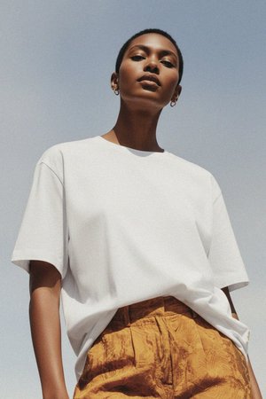 Luźna biała koszulka z okrągłym dekoltem