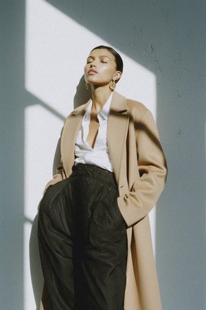 Elegancki długi beżowy płaszcz