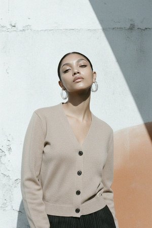 Beżowy dzianinowy kardigan zapinany z przodu na guziki