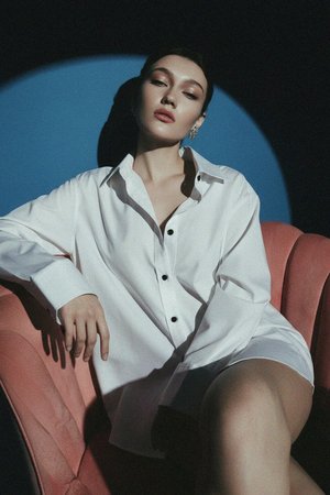 Klasyczna biała koszula zapinana na guziki