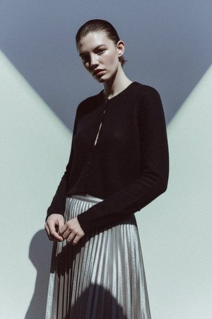 Czarny, krótki, dzianinowy kardigan zapinany z przodu na guziki