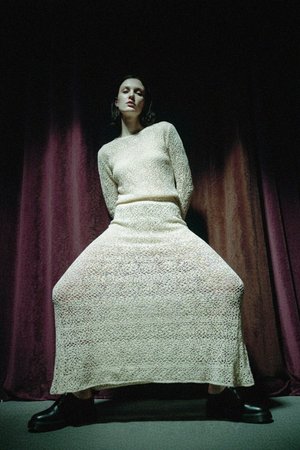 Komplet z dzianiny szydełkowej: top z długim rękawem i długa spódnica