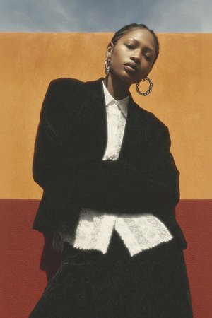 Luźny, czarny sweter z dzianiny z prążkowanymi detalami