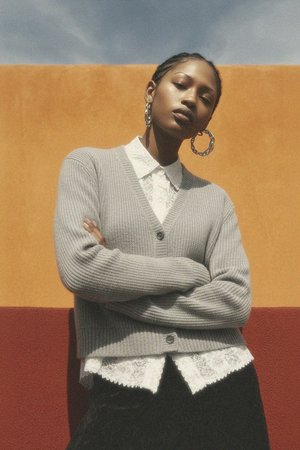 Miękki dzianinowy kardigan zapinany z przodu na guziki