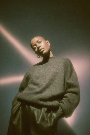 Luźny szary sweter dzianinowy