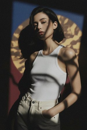 Niezbędny biały prążkowany top typu racerback